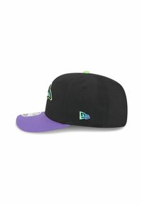 Schwarze Kappe mit einem lila Schirm, verziert mit bunten Nähten und einem grünen Knopf. Präsentiert das Markenlogo an der Seite und vorne.