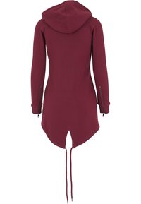 Abito con cappuccio color bordeaux, maniche lunghe, zip laterali, orlo arrotondato e lacci sul retro; realizzato in un materiale morbido e flessibile.