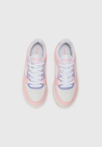 Tenis Lacoste com um esquema de cores pastel em rosa, roxo e branco. Parte superior em sintético suave, bico arredondado e atacadores planos. Colarinho acolchoado.