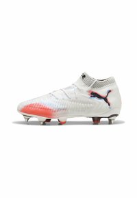 Weiße Fußballschuhe mit strukturiertem Design, rot verlaufenden Akzenten, schwarzem Logo und metallischen Stollen. Hohe Silhouette mit Schnürverschluss.