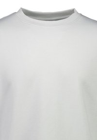 Sudadera de cuello redondo en gris claro, con una textura suave y detalles de puños acanalados, en un corte relajado y sin marcas ni patrones visibles.