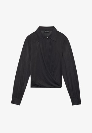 Svart langermet bluse med omslagdesign, knappelukking og klassisk krage. Laget av glatt stoff med en lett glatt overflate.