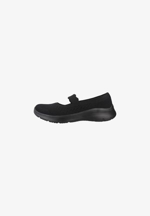 Zapatilla deportiva negra sin cordones con parte superior de punto, banda elástica y suela acolchada diseñada para ofrecer comodidad ligera y uso casual.