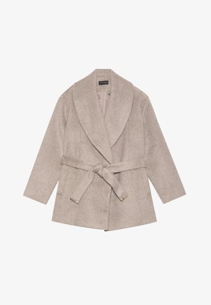 Taupe vilnas maisījuma mētelis ar platu atlocītu apkakli, garām piedurknēm un saitēm jostasvietā. Tam ir gluda tekstūra un smalki šuvuma detaļas.