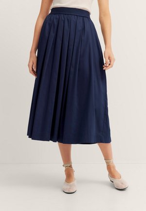 Marineblaue, plissierte Midirock mit einem gerafften Bund. Hergestellt aus glattem Stoff, mit einem figurbetonten Bund und einer fließenden Silhouette.