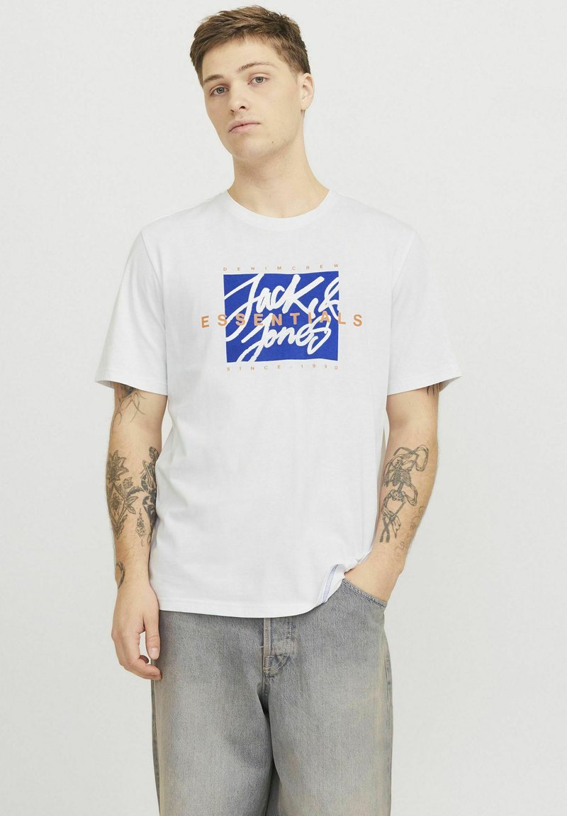 Witte katoenen t-shirt met een blauw en oranje grafisch logo met de tekst "Jack & Jones Essentials" op de voorkant. Casual fit, ronde hals.