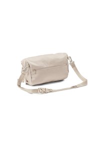 Beige Umhängetasche mit rechteckiger Form, Reißverschlussfach, verstellbarem Riemen und glatter, matter Textur. Silberne Hardware-Akzente.