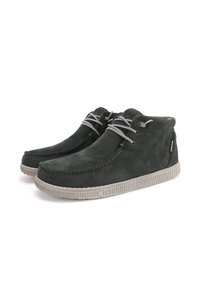 Bottines en daim gris foncé avec des lacets gris, bout rond et semelle en caoutchouc beige texturée. Présente des coutures tonales et un branding subtil.