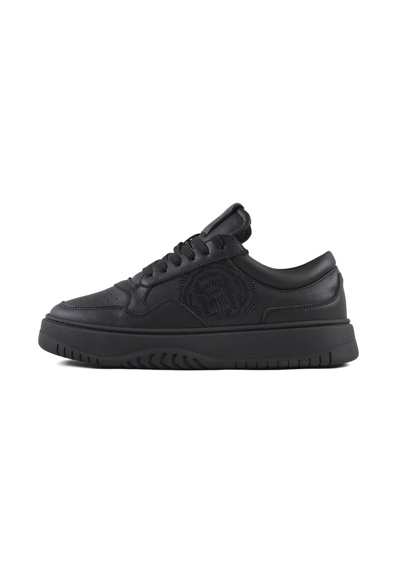 Zapatillas de cuero negro con punta perforada, logotipo de león en relieve y suela de goma gruesa. Cuenta con cordones planos y lengüeta acolchada para mayor comodidad.