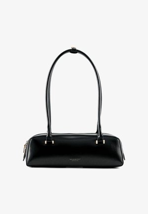 Borsa a mano nera in pelle con forma rettangolare, texture liscia, manici lunghi e dettagli in metallo dorato. Dotata di chiusura con cerniera.