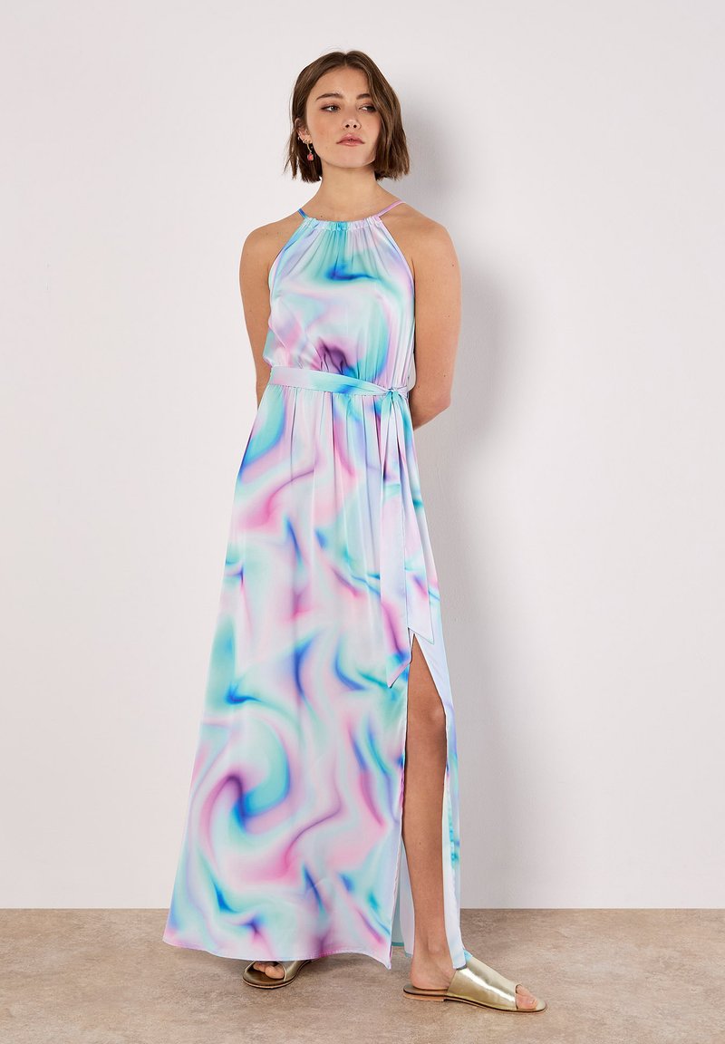 Vestido maxi de cuello halter en tejido liviano con un patrón en espiral de colores pastel en rosa, azul y menta, con una abertura lateral y detalle de cinturón atado en la cintura.