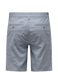 Shorts décontractés gris pour hommes avec deux poches passepoilées boutonnées au dos et passants pour ceinture, confectionnés dans un tissu texturé.