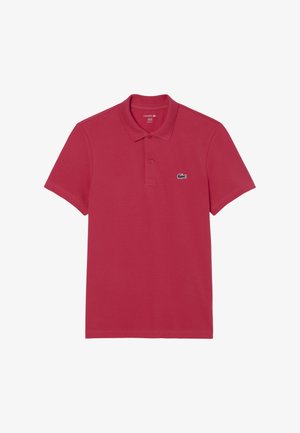 Rotes Poloshirt aus Baumwolle mit klassischem Kragen, kurzen Ärmeln und kleinem schwarzem Lacoste-Logo auf der Brust.