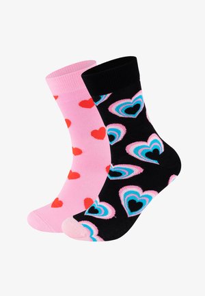 Baumwollsocken, eine pinkfarbene mit roten Herzen, die andere schwarz mit bunten, geschichteten Herzmustern. Beide haben gerippte Bündchen.