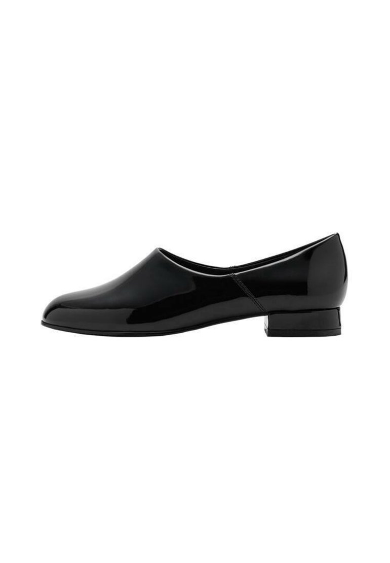 Černé lakované kožené slip-on boty s kulatou špičkou a nízkým blokovým podpatkem. Hladký povrch, minimalistický design, bez viditelných ozdob.