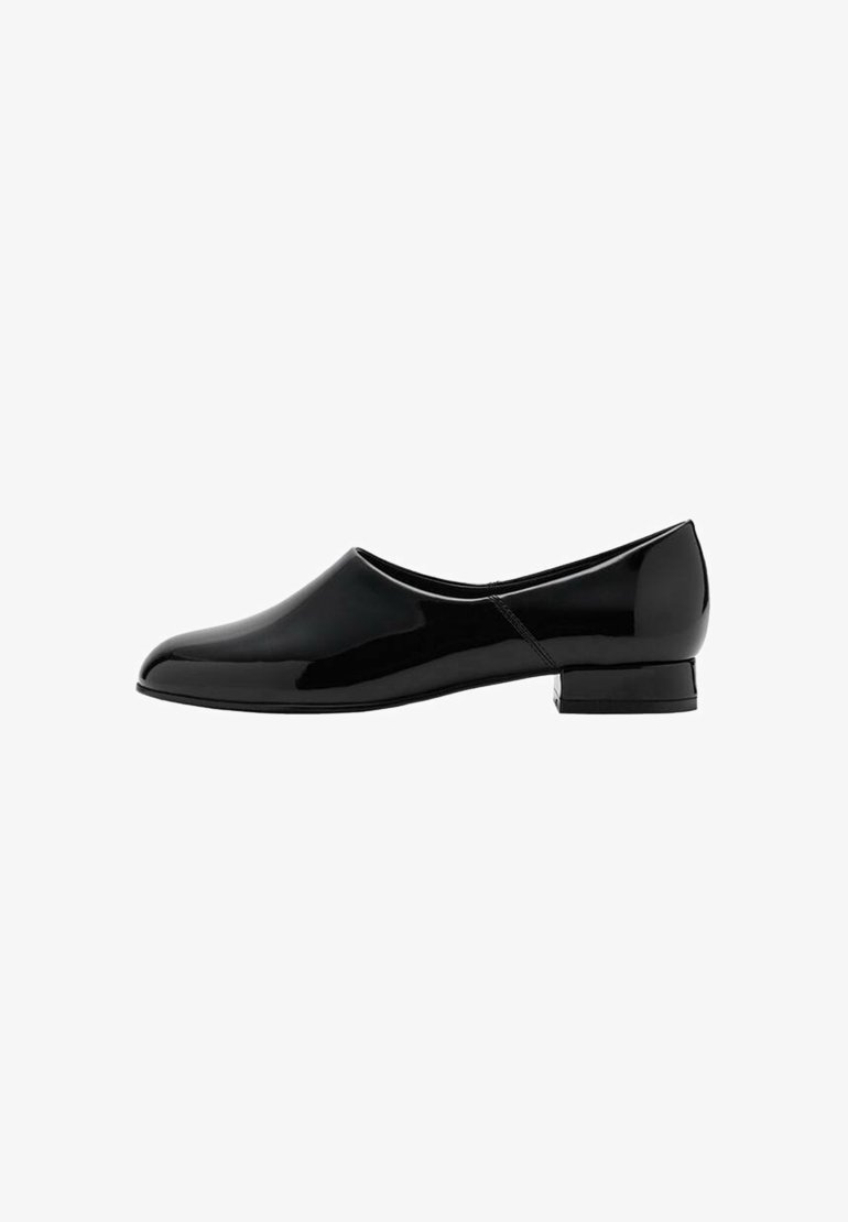 Černé lakované kožené slip-on boty s kulatou špičkou a nízkým blokovým podpatkem. Hladký povrch, minimalistický design, bez viditelných ozdob.