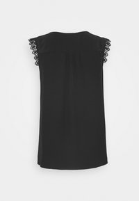 Blusa nera con maniche corte e bordo in pizzo, scollatura rotonda e design fluido con delicate pieghe sul retro.
