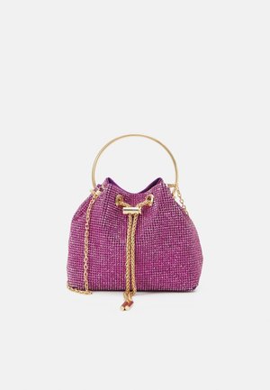 Petit sac à main violet couvert de strass avec bandoulière chaîne dorée et poignée ronde en métal doré sur fond blanc.