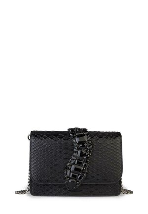 Bolso de mano de cuero negro con relieve en forma de serpiente, con un acabado texturizado, que presenta un cierre decorativo de joya negra y una cadena como asa para mayor versatilidad.