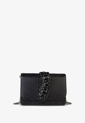 Bolso de mano de cuero negro con relieve en forma de serpiente, con un acabado texturizado, que presenta un cierre decorativo de joya negra y una cadena como asa para mayor versatilidad.