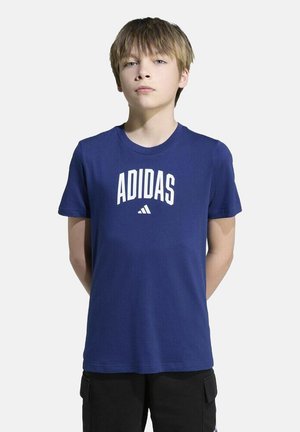 Marineblauwe katoenen t-shirt met het witte "ADIDAS" logo op de borst, ronde hals en korte mouwen, met een gladde textuur en een casual pasvorm.
