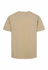 Beige kokvilnas T-krekls ar īsām piedurknēm, apaļu kakla izgriezumu un mazu trikoloru logo akcentu uz kreisās piedurknes. Vienkāršs, vienkrāsains dizains.