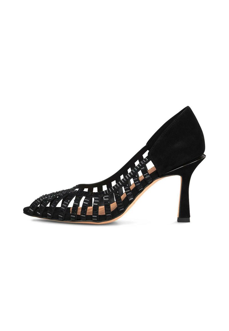 Schwarzer High Heel mit offener Zehenpartie, gefertigt aus Wildleder und mit plastischen Akzenten, mit einem Riemchen-Design und einer spitzen Zehenform.