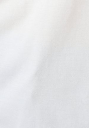 Witte katoenen stof met fijne ribbeltextuur en lichte schaduw, die details van de stofweving en zachte plooien toont.