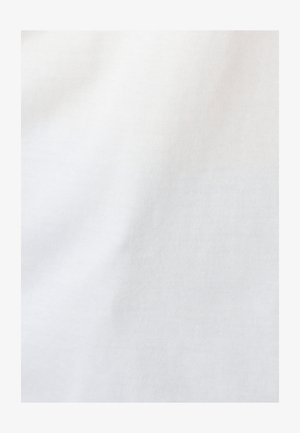 Tessuto di cotone bianco con una fine trama a righe e una leggera ombreggiatura, che mostra i dettagli della tessitura del tessuto e morbide pieghe.