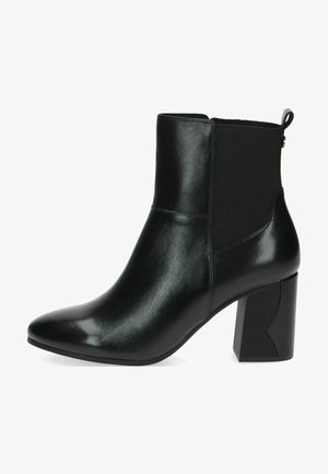 Schwarze Leder-Ankle-Boots mit einem klobigen Blockabsatz, spitzem Zehenbereich und elastischem seitlichen Einsatz. Glatte Textur mit einem minimalistischen Design.