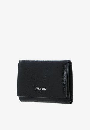 Portefeuille en cuir noir à texture froissée, design à rabat, avec un logo en métal argenté sur le devant. Forme compacte et structurée.