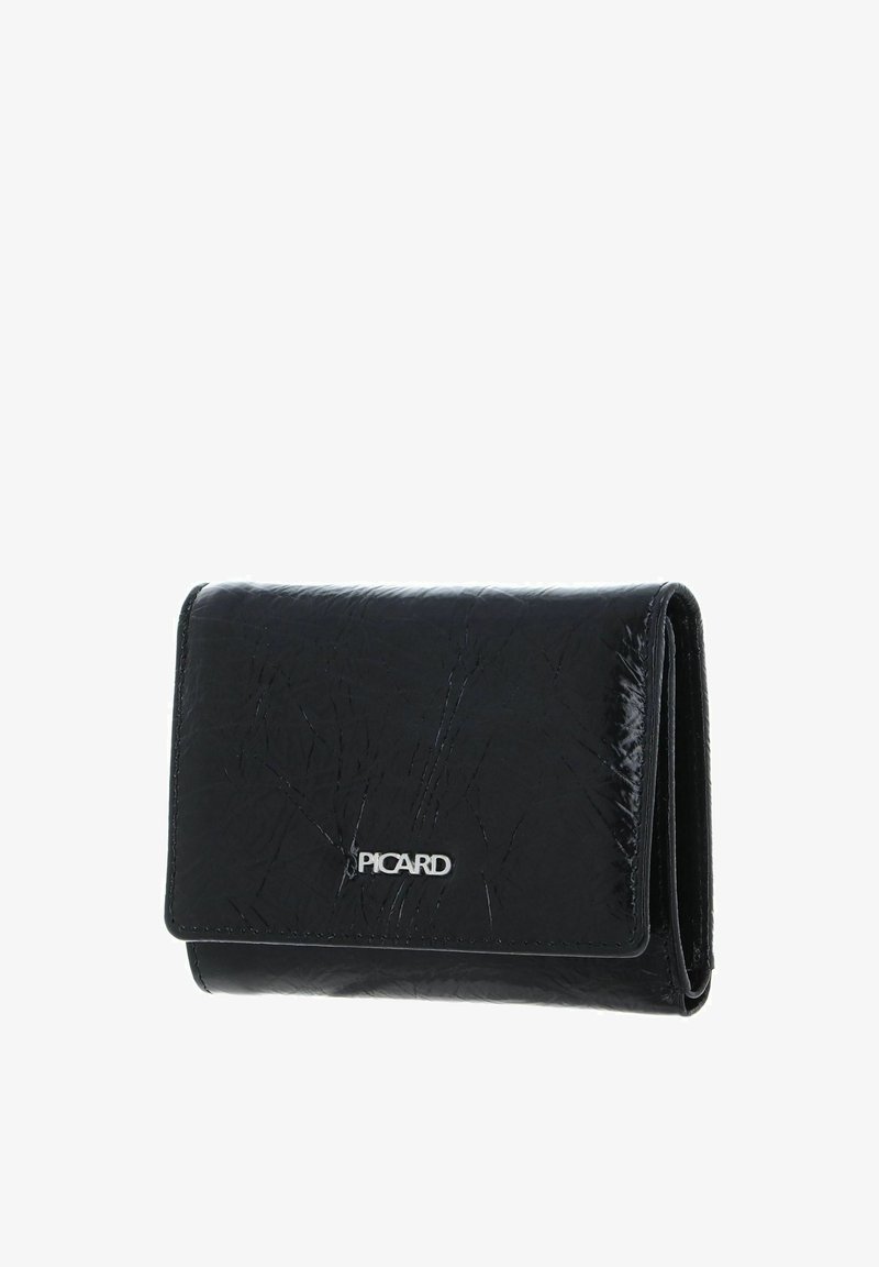 Portefeuille en cuir noir à texture froissée, design à rabat, avec un logo en métal argenté sur le devant. Forme compacte et structurée.