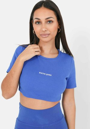 Blauw geribbeld crop top met korte mouwen en een ronde halslijn, voorzien van een witte bedrukte logo "SIXTH JUNE" aan de voorkant.