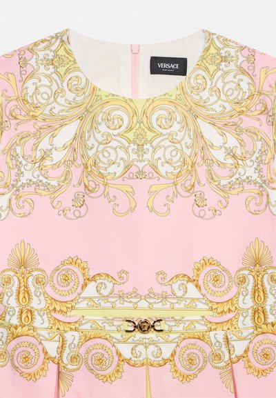 Ροζ φόρεμα με περίπλοκα χρυσά και λευκά μπαρόκ σχέδια, στρογγυλή λαιμόκοψη, κλείσιμο με φερμουάρ και μικρή κεντρική ζώνη με χρυσό μετάλλιο.