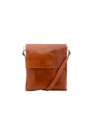 Bruine leren schoudertas met een gladde afwerking, klep met vouwover en een verstelbare schouderriem, en minimale hardware-accenten. Rechthoekige vorm.