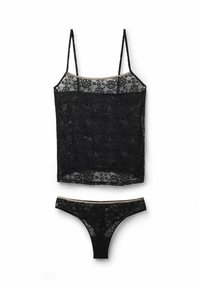 Schwarzes Spitzen-Camisole mit dünnen Trägern und passendem Tanga. Verziert mit Blumenmustern und einem taillierten Bund mit goldenen Akzenten am Tanga.