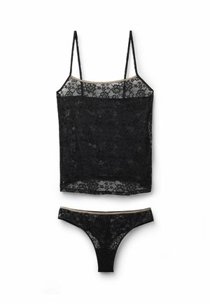 Czarna koronkowa koszulka na cienkich ramiączkach z dopasowanymi majtkami typu thong. Zdobiona kwiatowymi wzorami i pasem w talii z akcentem w kolorze złotym na majtkach.