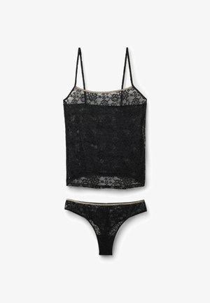 Czarna koronkowa koszulka na cienkich ramiączkach z dopasowanymi majtkami typu thong. Zdobiona kwiatowymi wzorami i pasem w talii z akcentem w kolorze złotym na majtkach.