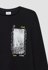 Zwarte lange mouw shirt met een grafische print in het wit en geel met de tekst "TECHNO" en "SOUND" op de voorkant. Zachte katoenen stof.