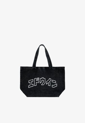 Borsa a spalla in denim nero con due manici, caratterizzata da scritte bianche audaci in caratteri giapponesi, forma rettangolare e superficie in tessuto testurizzato.