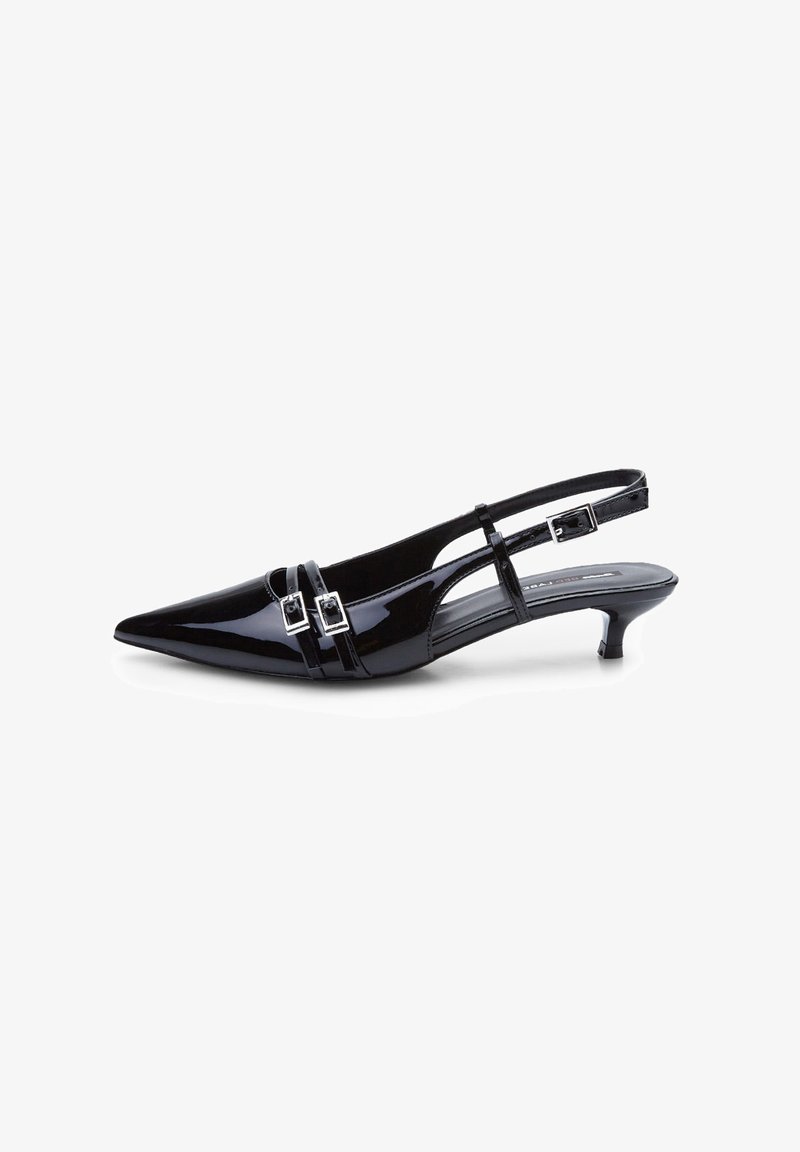 Melnās laku ādas siksniņas kurpes ar norādītu pirkstu, sudraba sprādzes akcentiem un 2 collu mazo papēdi. Gluda tekstūra un minimāla dizaina pieeja.