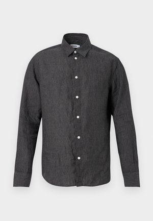 Tumši pelēka, garām piedurknēm, ar pogām un apkakli, veidota no teksturētas auduma, attēlota no priekšpuses ar baltām pogām gar vidu.