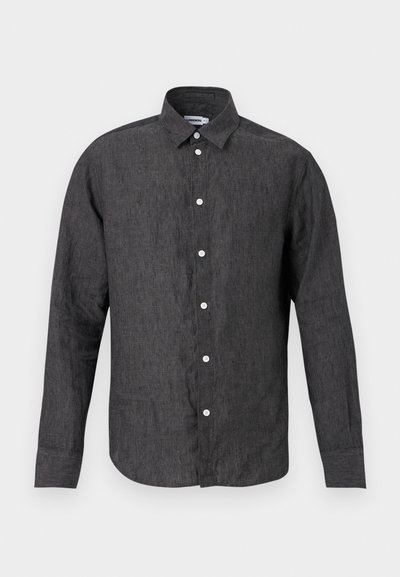 Σκούρο γκρι πουκάμισο μακρυμάνικο με κουμπιά και γιακά, κατασκευασμένο από υφασμένο ύφασμα, εμφανίζεται από μπροστά με λευκά κουμπιά στο κέντρο.