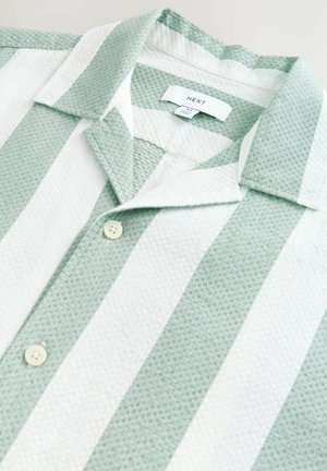 Korte mouwen, gekraagde shirt met gestructureerde lichtgroene en witte strepen, voorzien van een enkele knoopsluiting en een merketiket aan de binnenkant van de kraag.