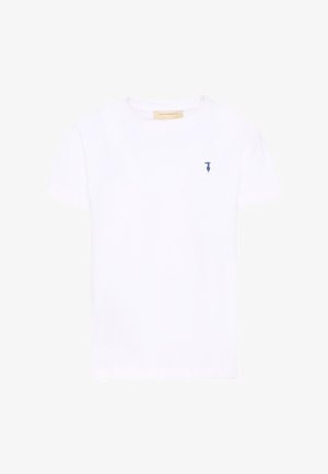T-shirt blanc à manches courtes et col rond avec petit logo parapluie bleu foncé sur le côté gauche de la poitrine.