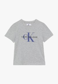 Szary krótki rękaw bawełnowy T-shirt z okrągłym dekoltem i logiem "Calvin Klein Jeans" w niebieskim i czarnym kolorze z przodu.