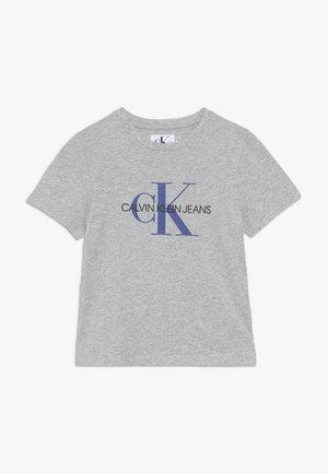 Camiseta de algodón gris de manga corta con cuello redondo y logo de "Calvin Klein Jeans" en azul y negro en el frente.