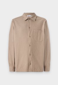 Camisa beige de botones con textura a rayas, con cuello, mangas largas y un bolsillo en el pecho. Hecha de una tela suave.