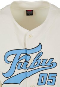 Balta beisbolo marškinėliai su mėlynu "FUBU" logotipu ir juodu numeriu "05". Su V formos apykakle ir dviem mygtukais priekyje.
