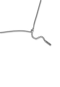 Collana in argento con un piccolo ciondolo rettangolare inciso con la parola "POLICE", dotata di un gancio a moschettone e lunghezza regolabile.